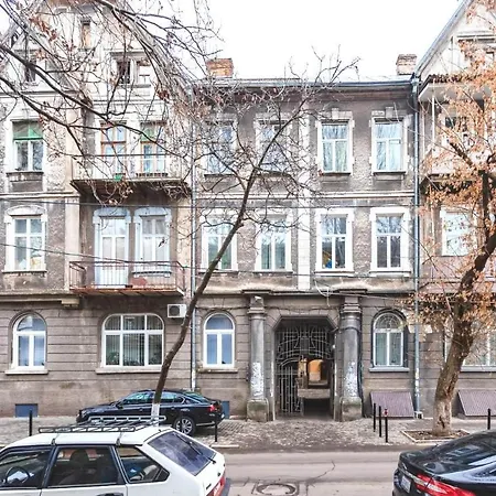 Двухкомнатная квартира возле моря, Центр *